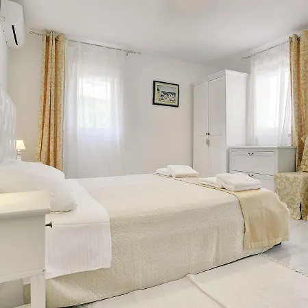 In Pula With Private Swimming Pool * Pjescana Uvala