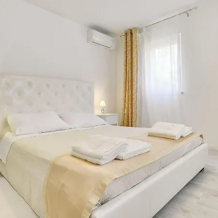 In Pula With Private Swimming Pool Villa *