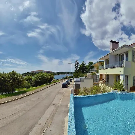 In Pula With Private Swimming Pool Pjescana Uvala