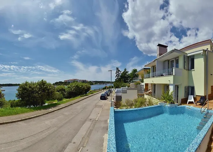 In Pula With Private Swimming Pool Pjescana Uvala