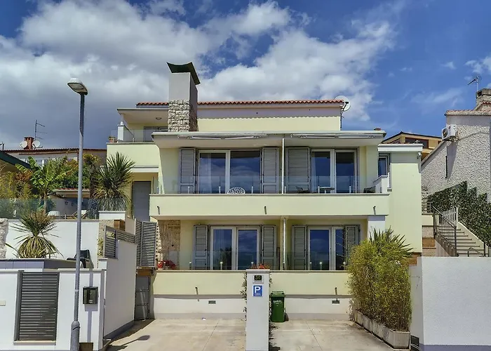 Villa In Pula With Private Swimming Pool *