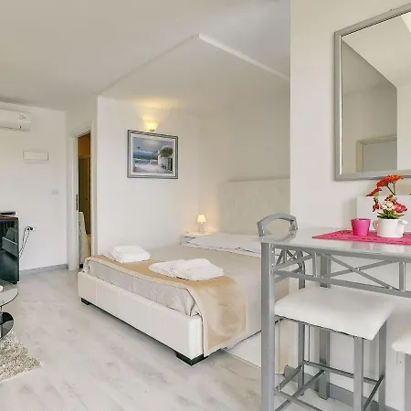 Villa Deluxe In Pula With Private Swimming Pool Pjescana Uvala