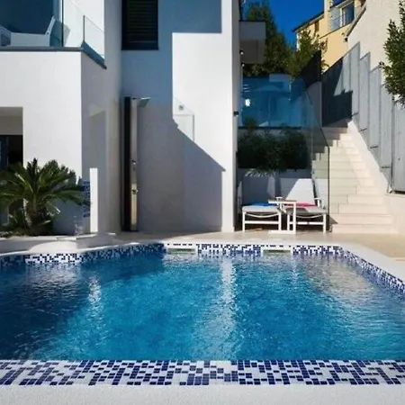 Villa Deluxe In Pula With Private Swimming Pool