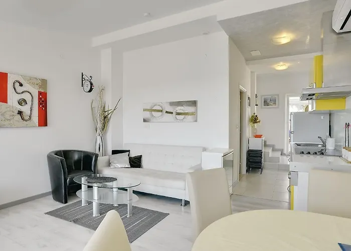 In Pula With Private Swimming Pool 빌라 프예스차나 우발라