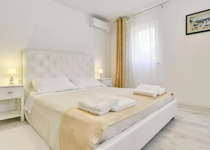 In Pula With Private Swimming Pool 빌라 *