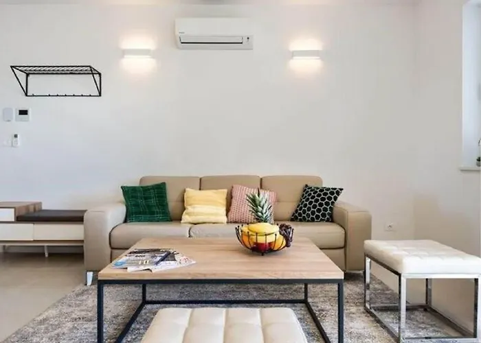 In Pula With Private Swimming Pool 프예스차나 우발라