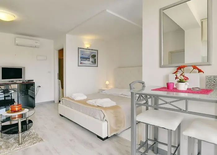 빌라 In Pula With Private Swimming Pool 프예스차나 우발라